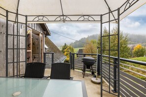 Outdoor dining - Apartment 'In the Attic' with Private Terrace, Shared Garden and Wi-Fi (Titisee-Neustadt)