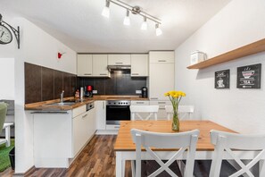 Frigorifero, forno, piano cottura, lavastoviglie