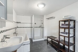 Een douche, een haardroger, handdoeken