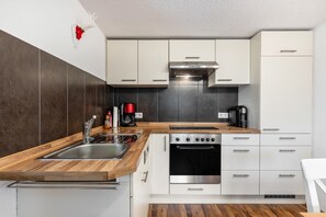 Frigorifero, forno, piano cottura, lavastoviglie