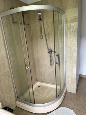 Separate tub and shower, towels, soap, shampoo - Hideaway Trails Ella (Ella)