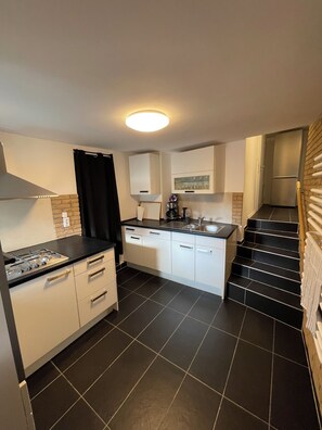 Mikrobølgeovn, ovn, kokeplater og oppvaskmaskin