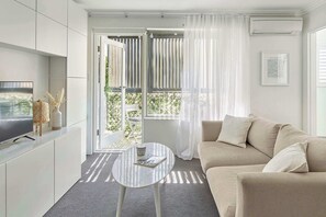 TV, offices - Charming Mosman Gem - Close to the City (Mosman)