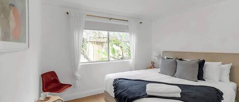 2 bedrooms, desk, iron/ironing board, WiFi