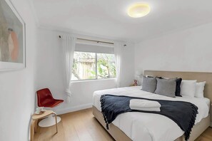 2 bedrooms, desk, iron/ironing board, WiFi