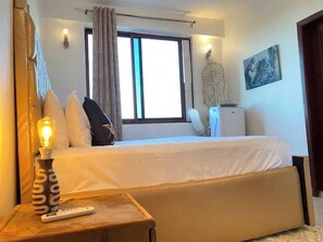 2 bedrooms, iron/ironing board, internet, bed sheets