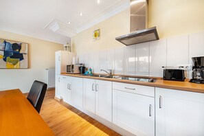 Een koelkast, een magnetron, een oven, een kookplaat