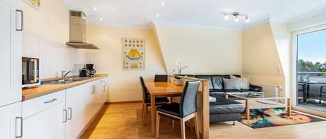 冷蔵庫、電子レンジ、オーブン、コンロ