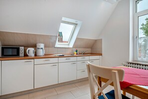 冷蔵庫、電子レンジ、オーブン、コンロ