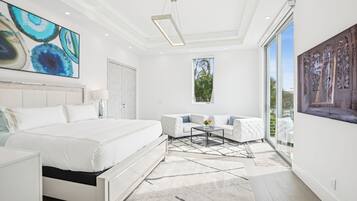 5 bedrooms, iron/ironing board, WiFi, bed sheets