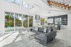 TV - Luxury New Modern Beach Mansion in BEST Location! (Jupiter)