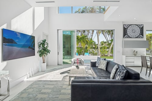 Luxury New Modern Beach Mansion in BEST Location!