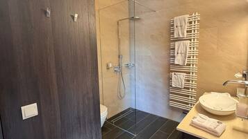Suite, Balkon, Hügelblick | Badezimmer | Dusche, kostenlose Toilettenartikel, Haartrockner, Hausschuhe