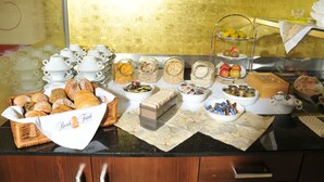 Un buffet proposant divers plats et un panier en osier étiqueté « Rose et Trichi ».