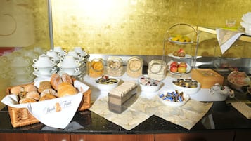 Se ofrece un desayuno bufé (10 EUR por persona)
