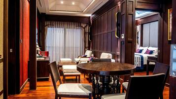 Family Suite, Balcony, City View | Living area