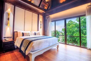 Penthouse, balcón, vista al río | Caja de seguridad en la habitación, escritorio y cortinas blackout