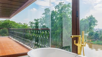 Suite de lujo, balcón, vista al río | Baño | Tina y regadera independientes, secadora de cabello, pantuflas, toallas