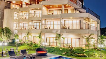 Piscina all'aperto, ombrelloni da piscina, lettini