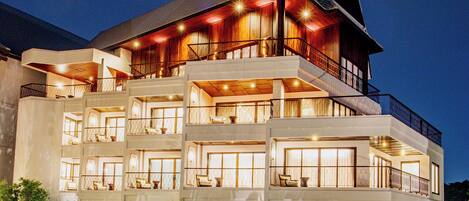 Piscina a l'aire lliure (horari: 07:00-20:00), para-sols i gandules