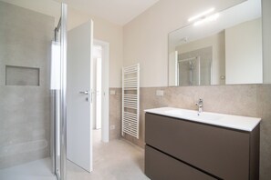 Doccia, asciugacapelli, bidet, asciugamani