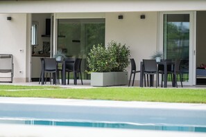 Outdoor dining - Armonia Suites - Aria -Relax & Nature Just Minutes from Verona (Verona)
