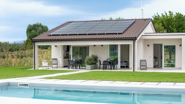 A modern house with a swimming pool, solar panels, and a patio with outdoor furniture. - Armonia Suites - Aria -Relax & Nature Just Minutes from Verona (Verona)
