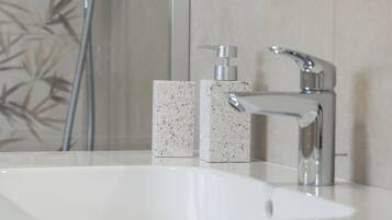 Doccia, asciugacapelli, bidet, asciugamani
