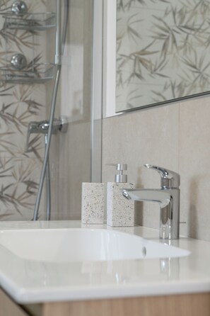 Douche, sèche-cheveux, bidet, serviettes fournies