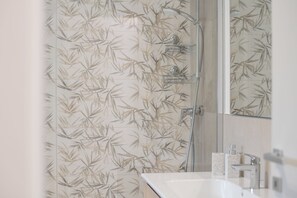 Douche, sèche-cheveux, bidet, serviettes fournies