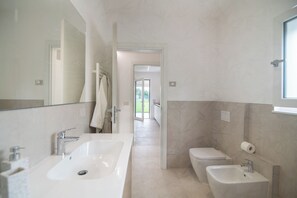 Dusche, Haartrockner, Bidet, Handtücher