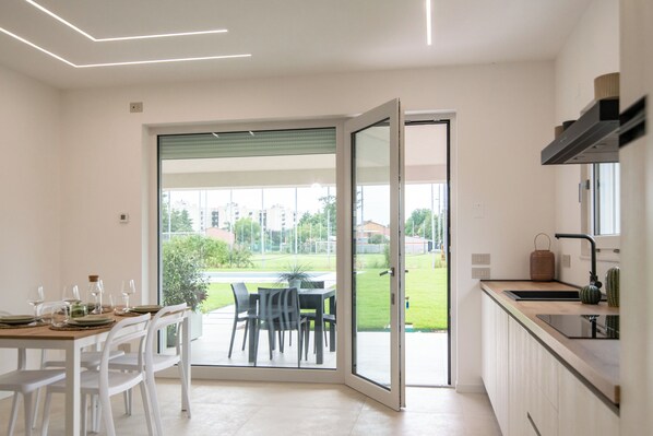 Een microgolfoven, een kookplaat, een vaatwasser