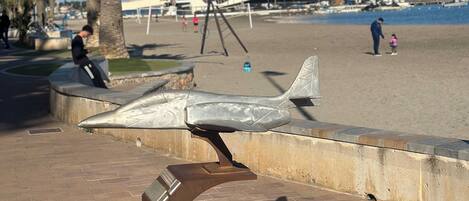 Una spiaggia nelle vicinanze, lettini da mare, teli da spiaggia