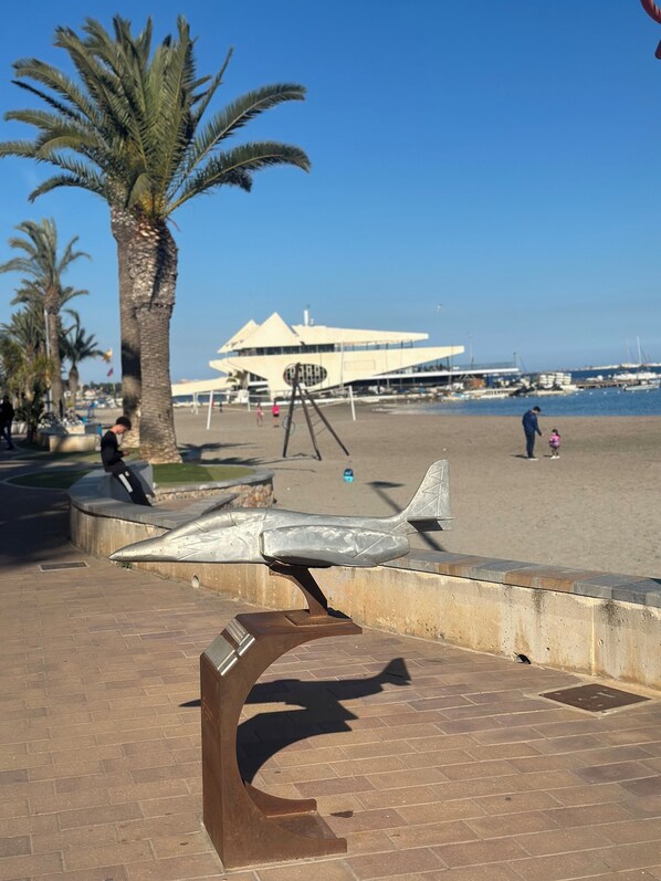 Beach nearby, sun loungers, beach towels
