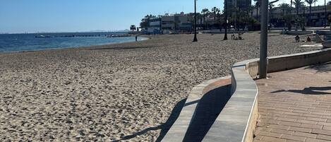 Plage à proximité, chaises longues, serviettes de plage