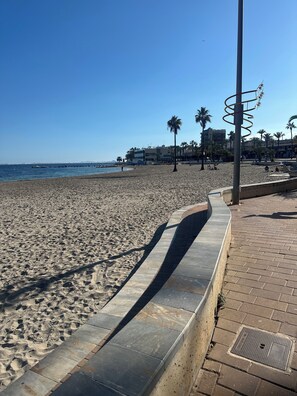 Beach nearby, sun loungers, beach towels
