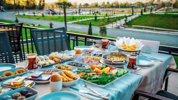 Daily continental breakfast (TRY 950 per person)