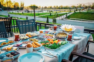 Se ofrece un desayuno continental (950 TRY por persona)