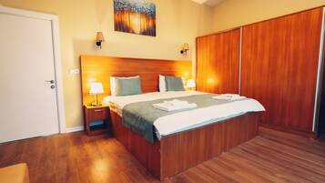 Caja de seguridad en la habitación y escritorio