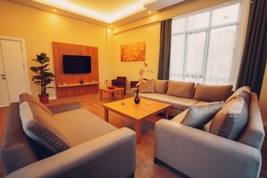 Een kluis op de kamer, een bureau, een strijkplank/strijkijzer