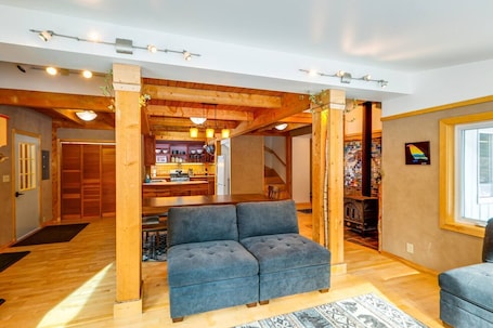 Living area. A Chena Dream Alaskan Retreat - Northern Lights viewing, Soaking Tub, Game Room