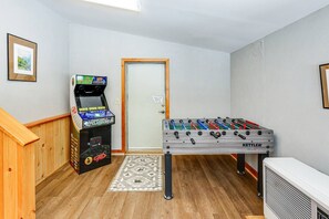 Games room - A Chena Dream Alaskan Retreat - Northern Lights viewing, Soaking Tub, Game Room (Fairbanks)
