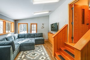 Living area - A Chena Dream Alaskan Retreat - Northern Lights viewing, Soaking Tub, Game Room (Fairbanks)