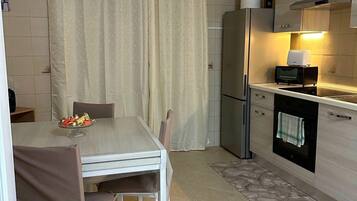 Fridge, oven, stovetop, coffee/tea maker