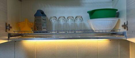 Fridge, oven, stovetop, coffee/tea maker