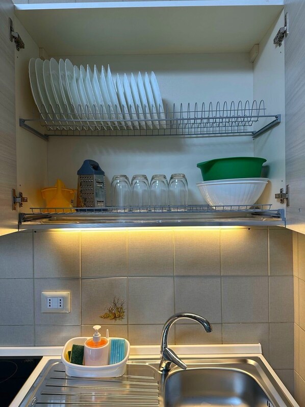 Fridge, oven, stovetop, coffee/tea maker