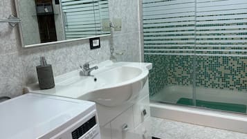 Eco-friendly toiletries, hair dryer, bidet, towels