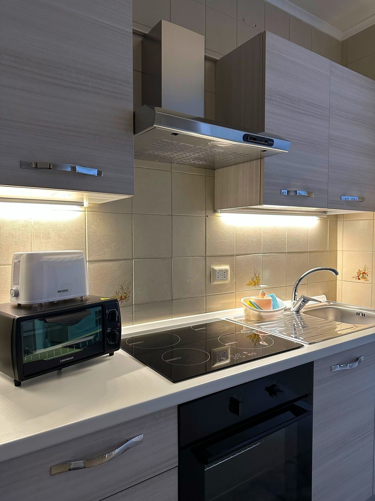 Fridge, oven, stovetop, coffee/tea maker