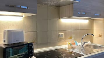 Fridge, oven, stovetop, coffee/tea maker