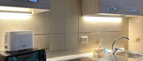 Fridge, oven, stovetop, coffee/tea maker